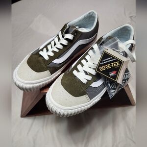 Vans Off The Wall Old Skool Gore-Tex Weatherproof Shoes In Mens 7 And Womens 8.5